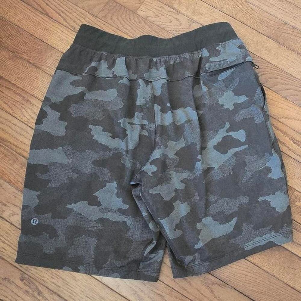 Lululemon THE short 9" unlined medium green camo - Picture 2 of 6